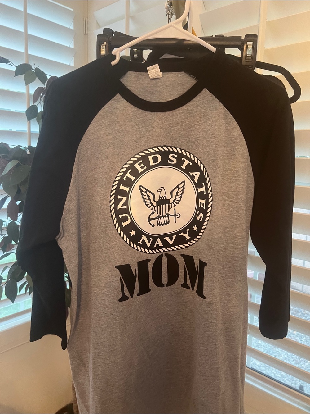 United States Navy Mom Raglan Tee - Gray & Black
